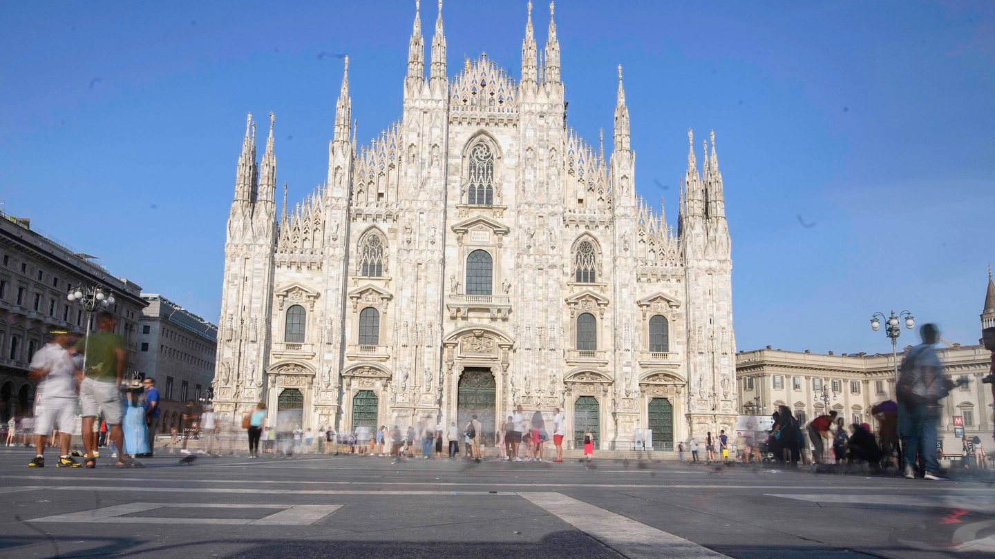 Una piazza del Duomo insolitamente sgombra di passanti e turisti