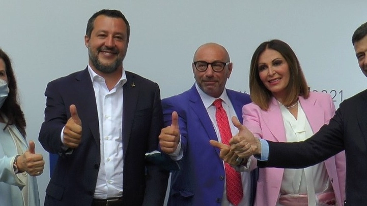 Al centro Luca Bernardo accanto a Matteo Salvini e Daniela Santanché