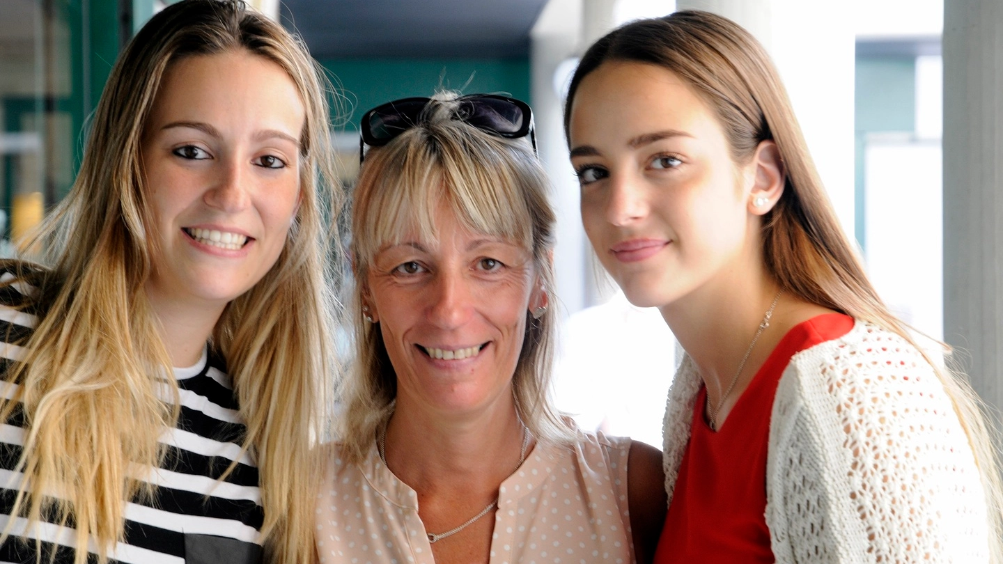 Mamma Ivana tra le due figlie Erika, 22 anni e Martina di 17