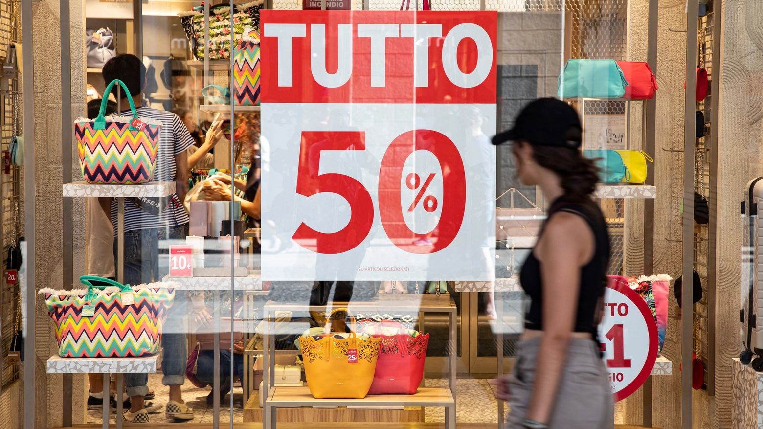 I numeri di Rete associativa vie di Confcommercio Milano e FederModa Milano. Pesa l’inflazione, si salvano i negozi nelle vie ad alto tasso di turisti