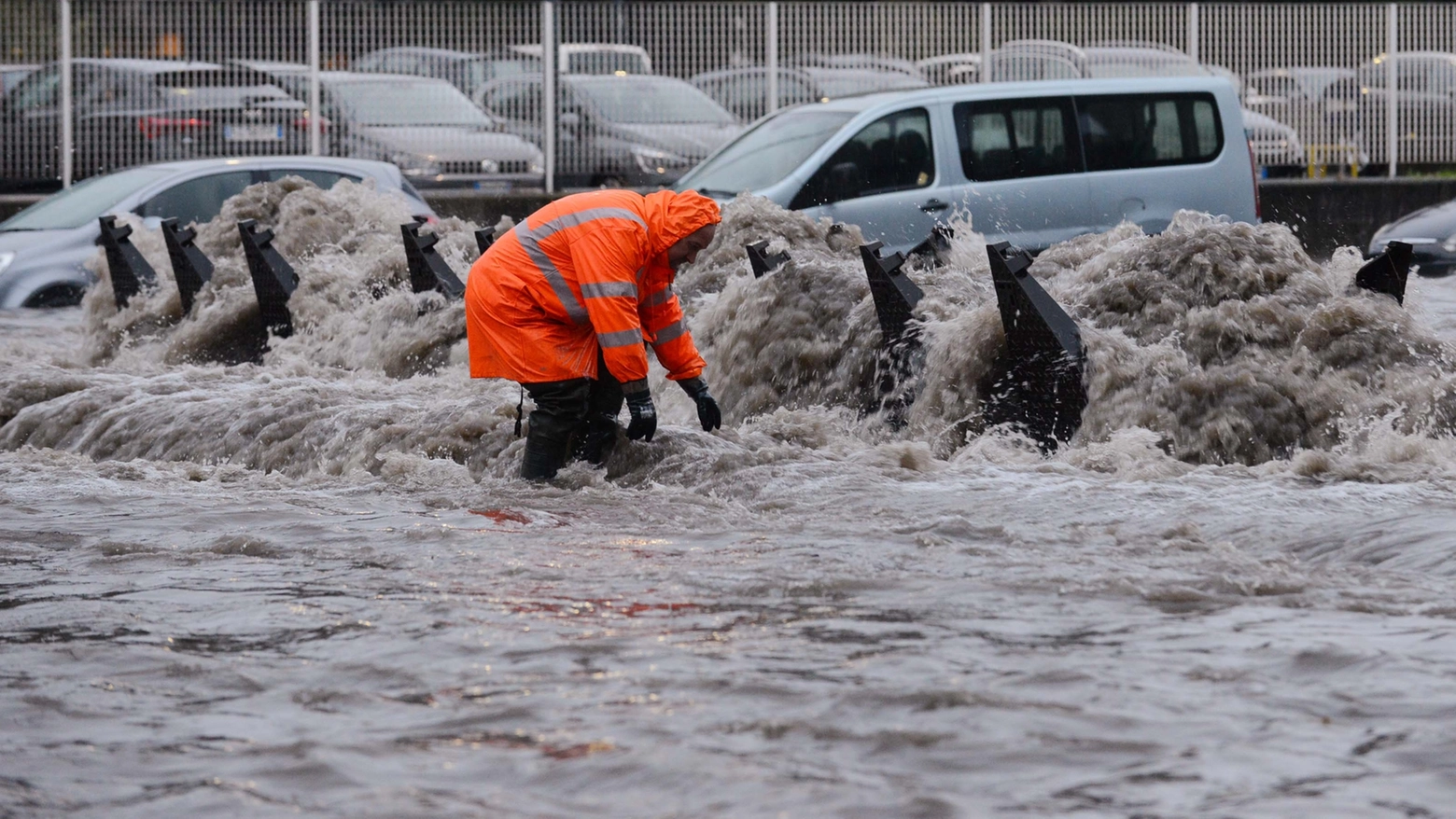 Il Seveso esondato: i tombini scoperchiati dalla furia delle acque