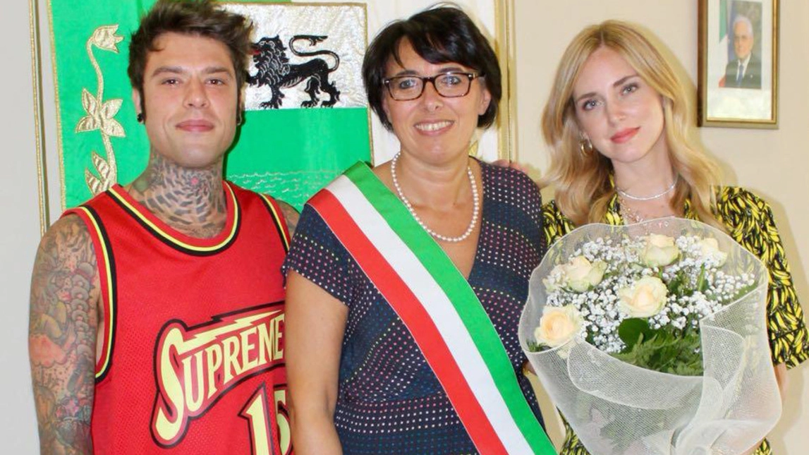 Fedez, il sindaco Barbara Agogliati e Chiara Ferragni dopo la pubblicazione delle nozze 