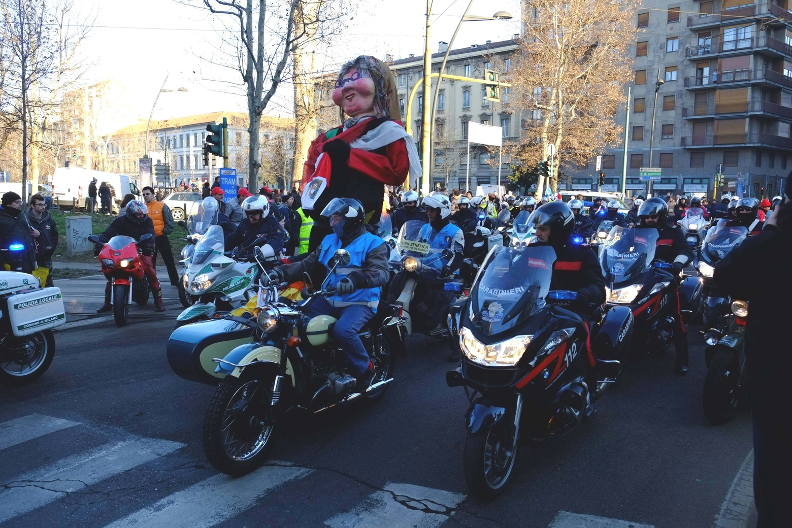 Befana motociclista a Milano