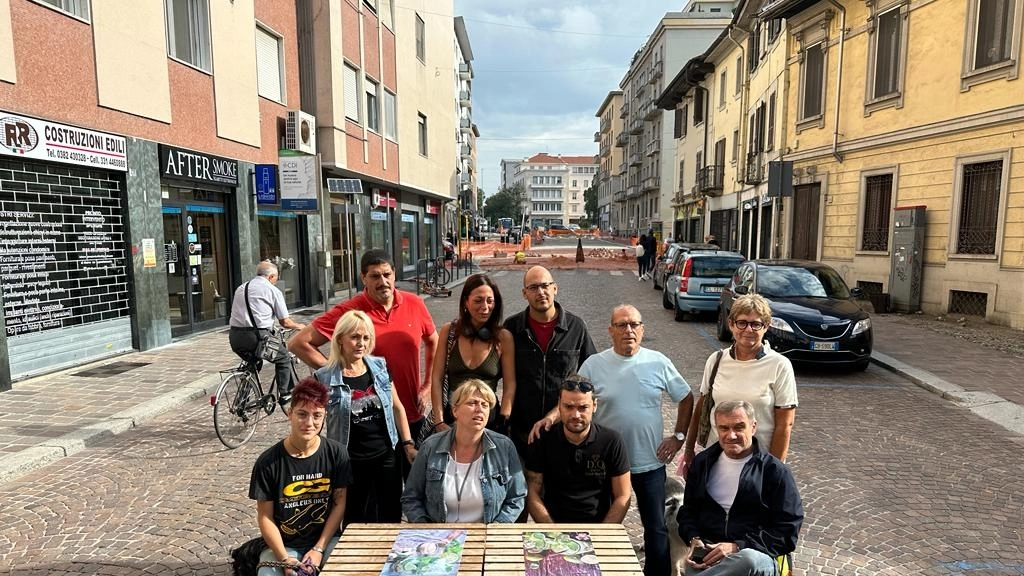La protesta dei commercianti di corso Cairoli La protesta dei commercianti di corso Cairoli