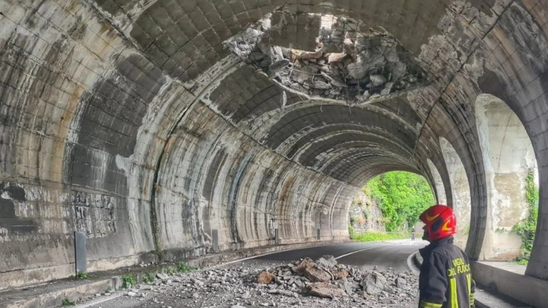 La frana di Fiumelatte ha sfondato il tetto della galleria costringendo la chiusura della provinciale a lago La frana di Fiumelatte ha sfondato il tetto della galleria costringendo la chiusura della provinciale a lago