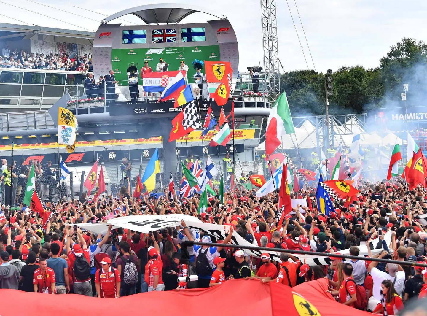 Monza, il popolo Ferrari non delude: ma la festa rimane a metà / FOTO e VIDEO