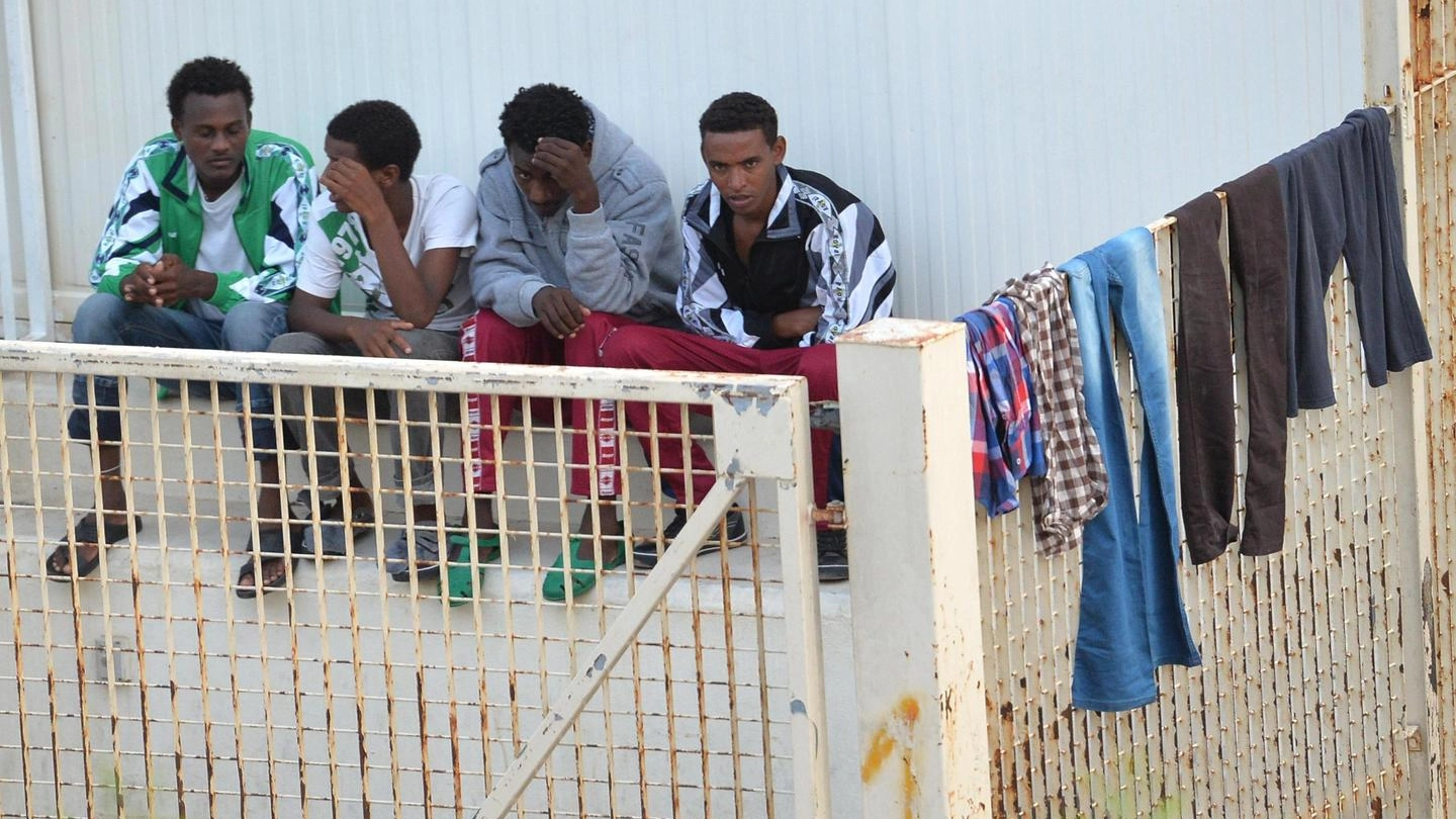 Migranti nel centro di prima accoglienza a Lampedusa (Ansa)