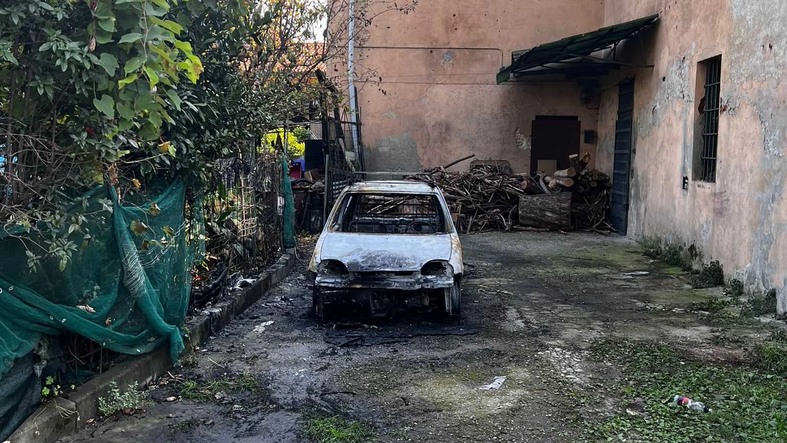 L'auto andata distrutta dopo l'esplosione a Cascina Monluè L'auto andata distrutta dopo l'esplosione a Cascina Monluè