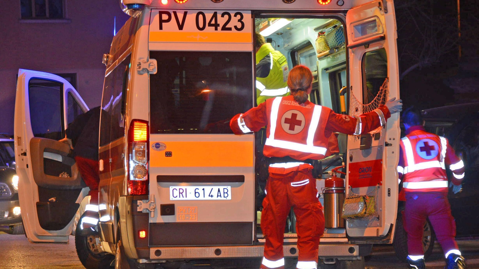 Ambulanza nella notte (foto di repertorio)