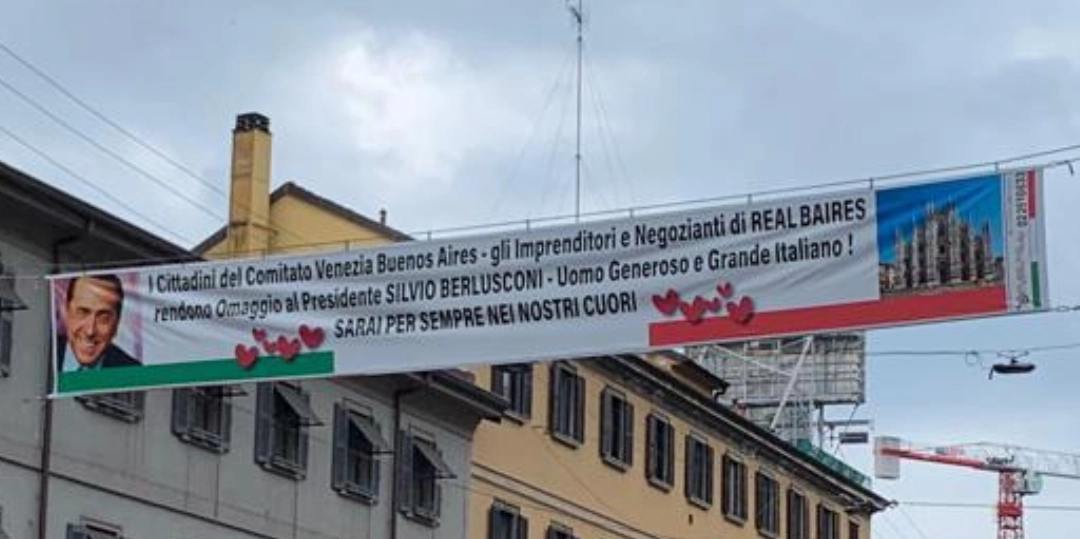 Striscione in ricordo di Berlusconi in corso Buenos Aires