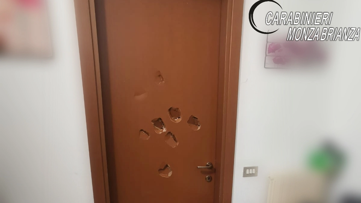 I danni arrecati alla porta dell'abitazione (foto carabinieri)
