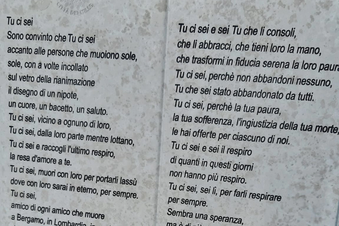 La lapide scoperta al cimitero monumentale di Bergamo per le vittime del Covid