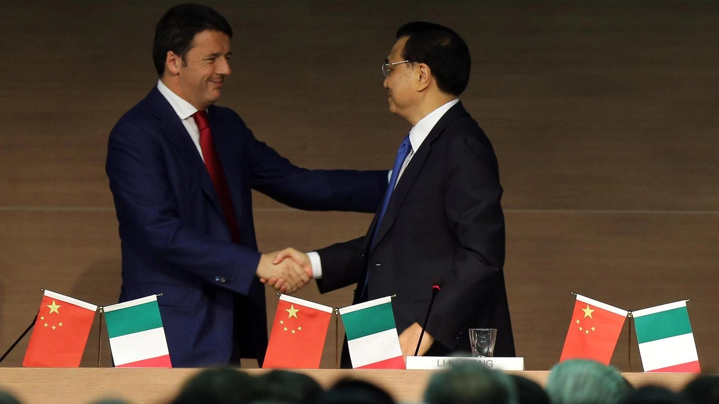 Il premier Matteo Renzi e il premier cinese Li Keqiang (D) durante il forum italo-cinese 