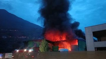 Incendio a Castione Andevenno, enorme capannone in fiamme: task force al lavoro