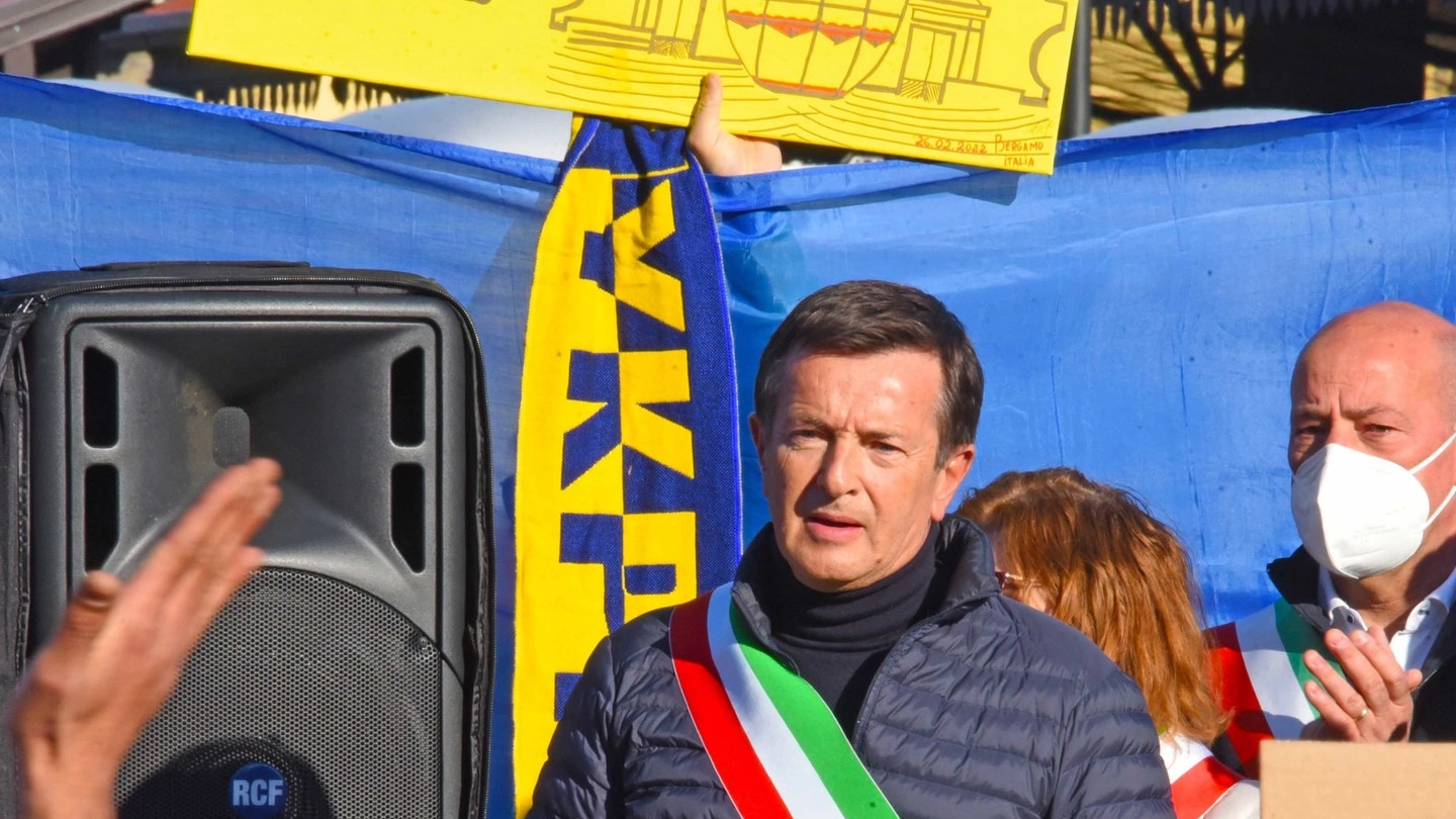Il sindaco di Bergamo Giorgio Gori durante una manifestazione per l’Ucraina