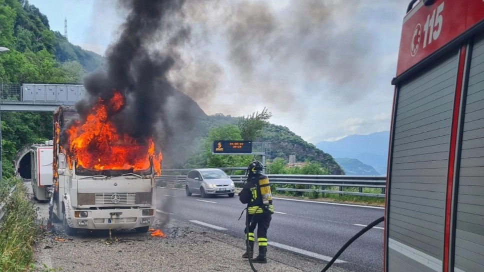 Il camion in fiamme (foto dei Vigili del fuoco)