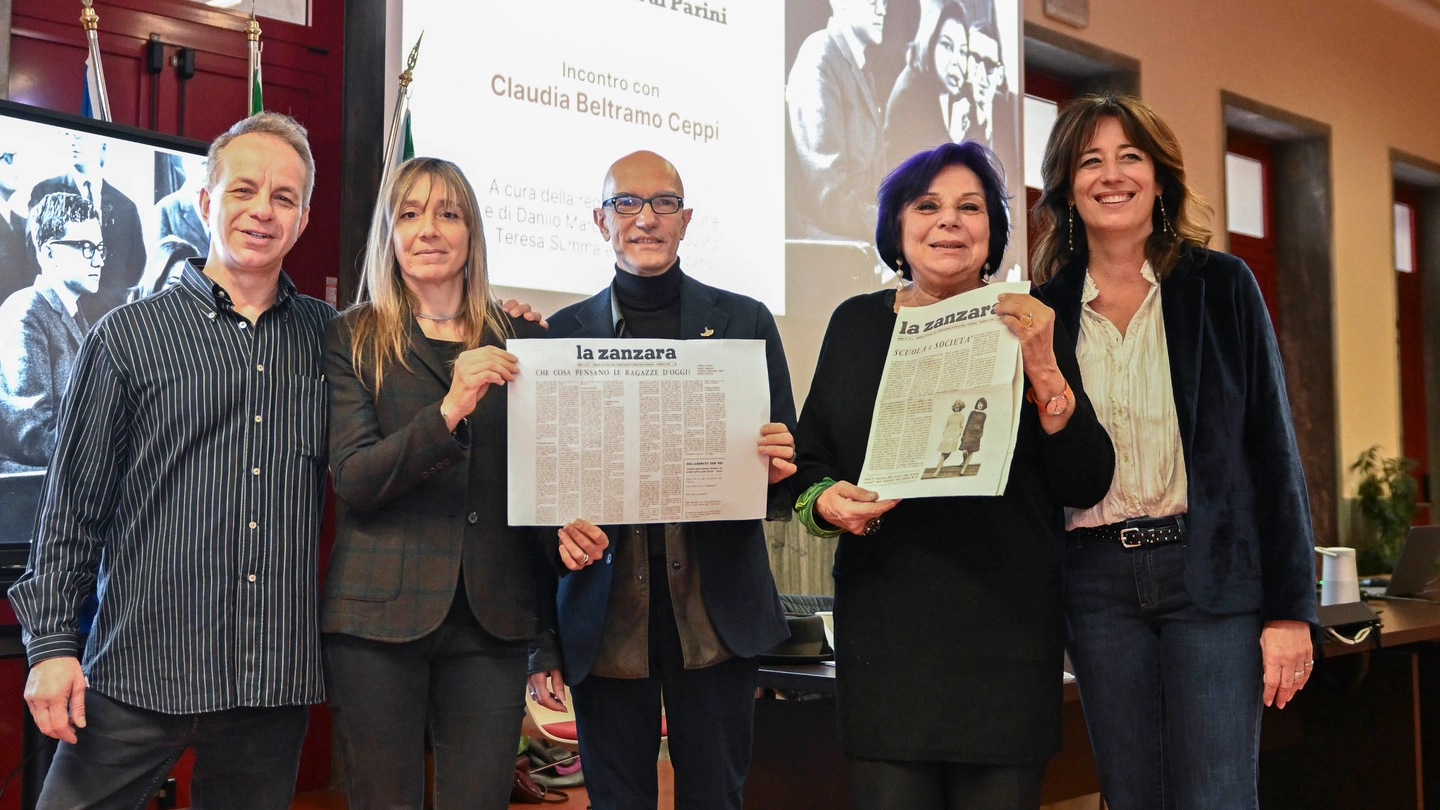 Claudia Beltramo Ceppi, seconda da destra, con il numero originale de “La Zanzara“ e i professori del liceo classico Parini