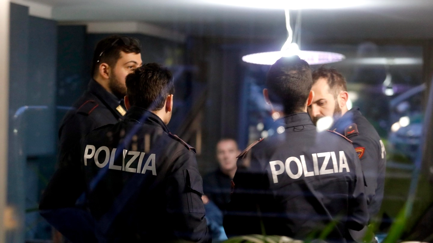Polizia nel palazzo di via Taormina
