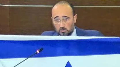 Bandiera di Israele in aula. Bagarre in Consiglio Bandiera di Israele in aula. Bagarre in Consiglio