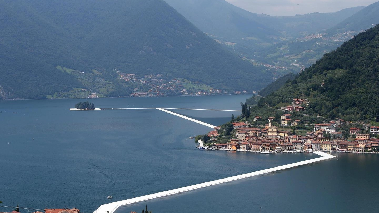 Here you can read a little handbook about "The Floating Piers", the new masterpiece created by Christo and Jeanne-Claude. For 16 days Italy’s Lake Iseo will be reimagined