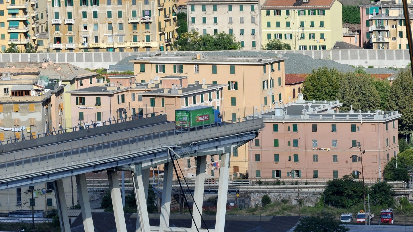 Il crollo del ponte Morandi a Genova (Newpress)