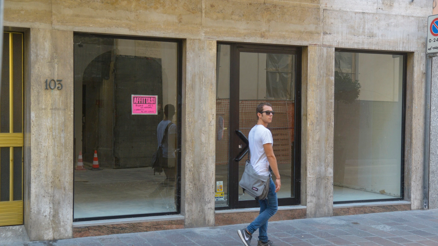 Un negozio vuoto in corso Roma a Lodi