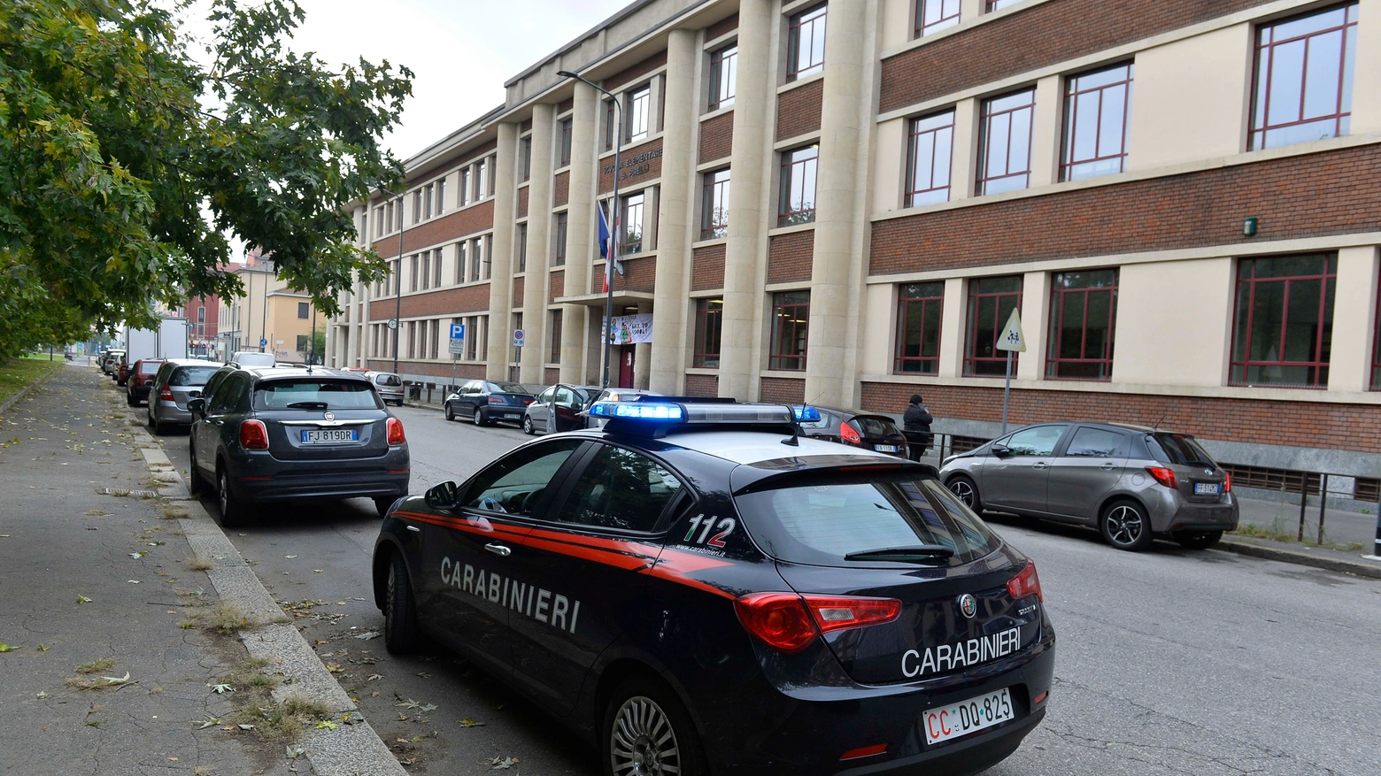 I carabinieri davanti alla scuola Pirelli dove il bambino è caduto (Newpress)