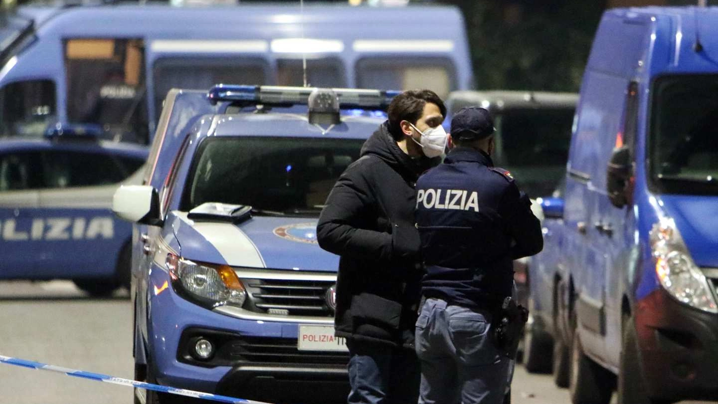 La polizia in piazza Monte Falterona