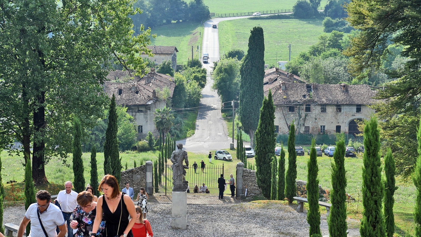 Una bella veduta del borgo di Carbusate con alcuni turisti