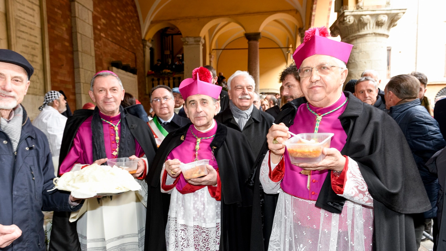 Da sinistra il vescovo di Mondovì Egidio Miragoli, l’arcivescovo di Milano Mario Delpini e Maurizio Malvestiti con la trippa