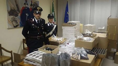 I carabinieri con i cosmetici recuperati