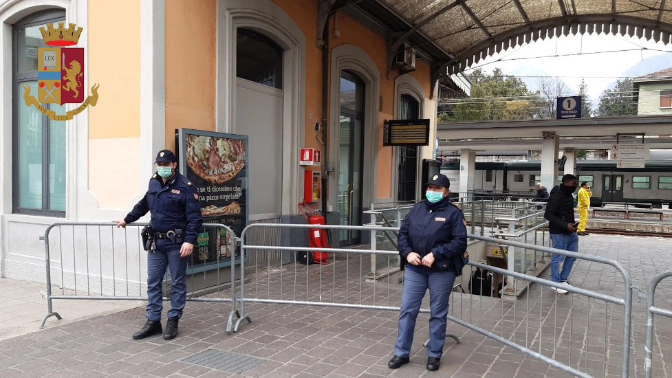 Polizia in stazione a Lecco (Archivio)