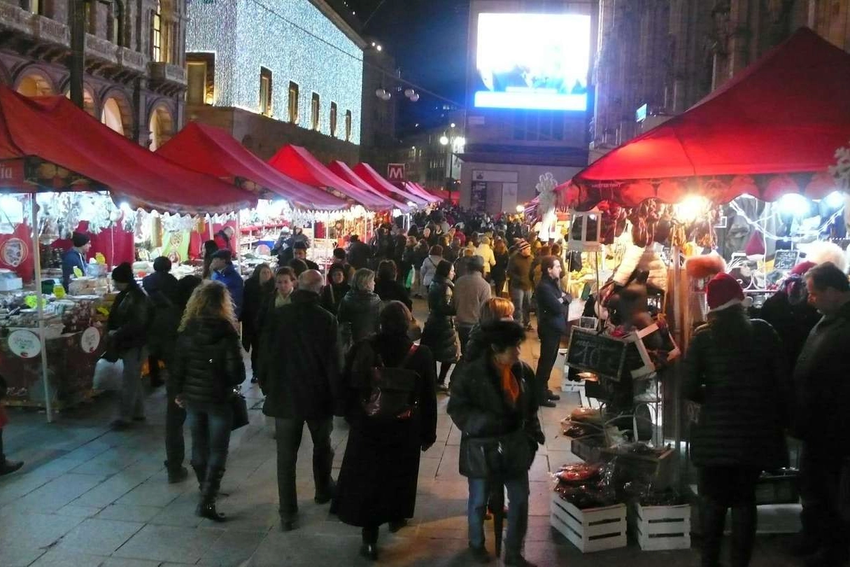 Luci, colori e bancarelle di Natale: le feste si avvicinano (OLYCOM / RICCARDO SCHITO)