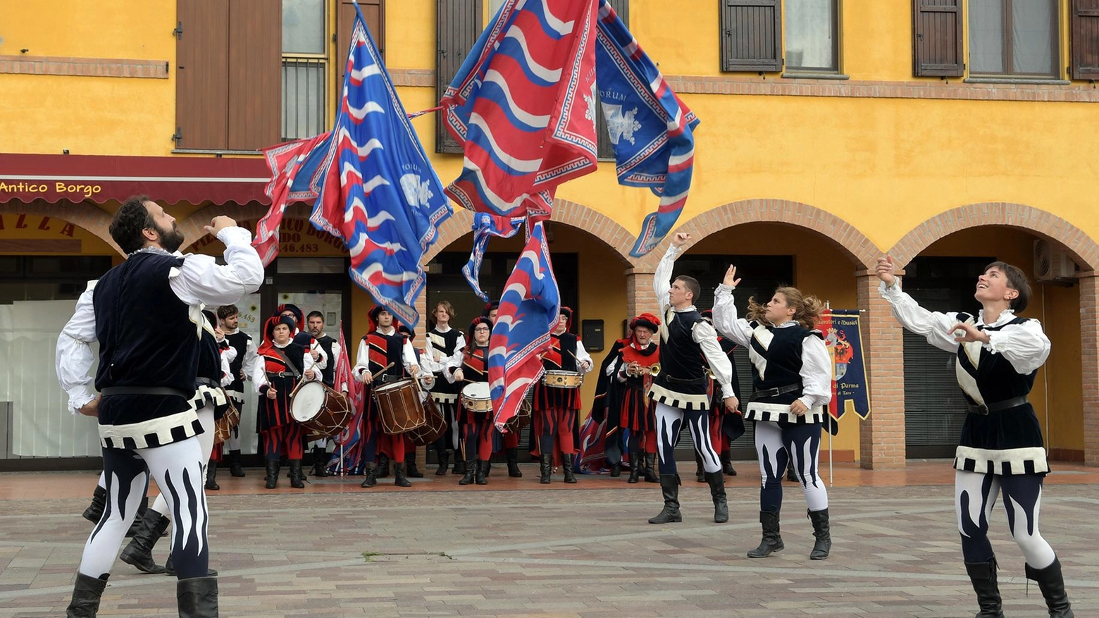 Corteo, antichi mestieri, sbandieratori. Il fascino della Battaglia dei Giganti