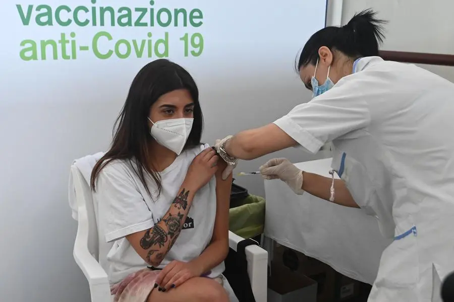 Quarta dose vaccino Covid: in Lombardia al via le prenotazioni per gli over 12