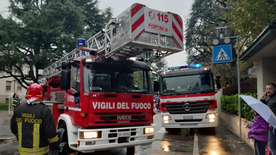 I mezzi dei vigilil del fuoco davanti alla scuola di via Roma