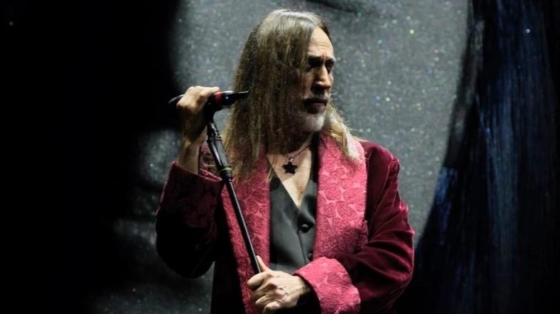 Manuel Agnelli porta a teatro David Bowie: Lazarus trasformato in un’opera rock