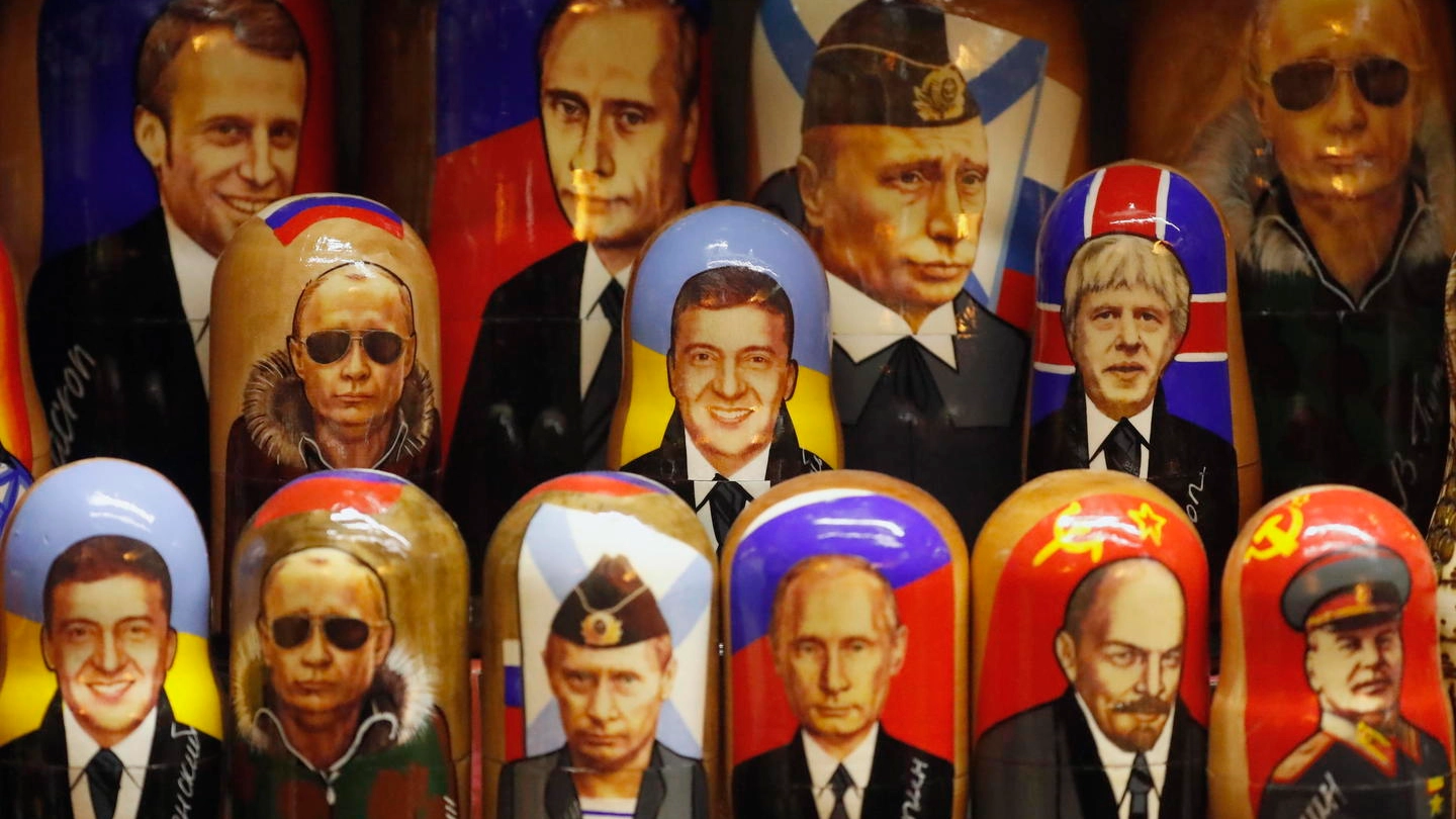 Qualche matrioska in vendi a San Pietroburgo attorno al mito di Putin