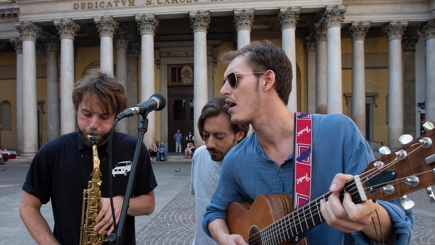 Giovani artisti di strada suonano la loro musica a Milano