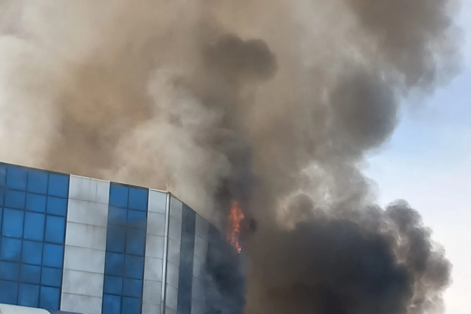 Il centro commerciale in fiamme