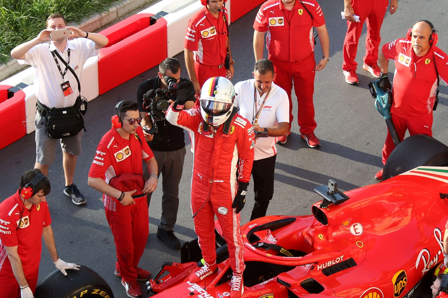 Vettel nel circuito dopo l'incidnete