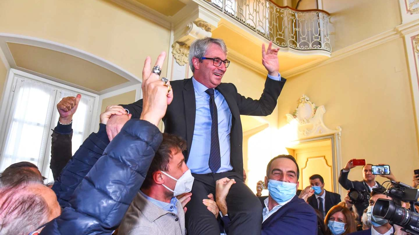 Il primo cittadino uscente ottiene il 53,2% dei voti. Battuto il candidato del centrodestra Matteo Bianchi