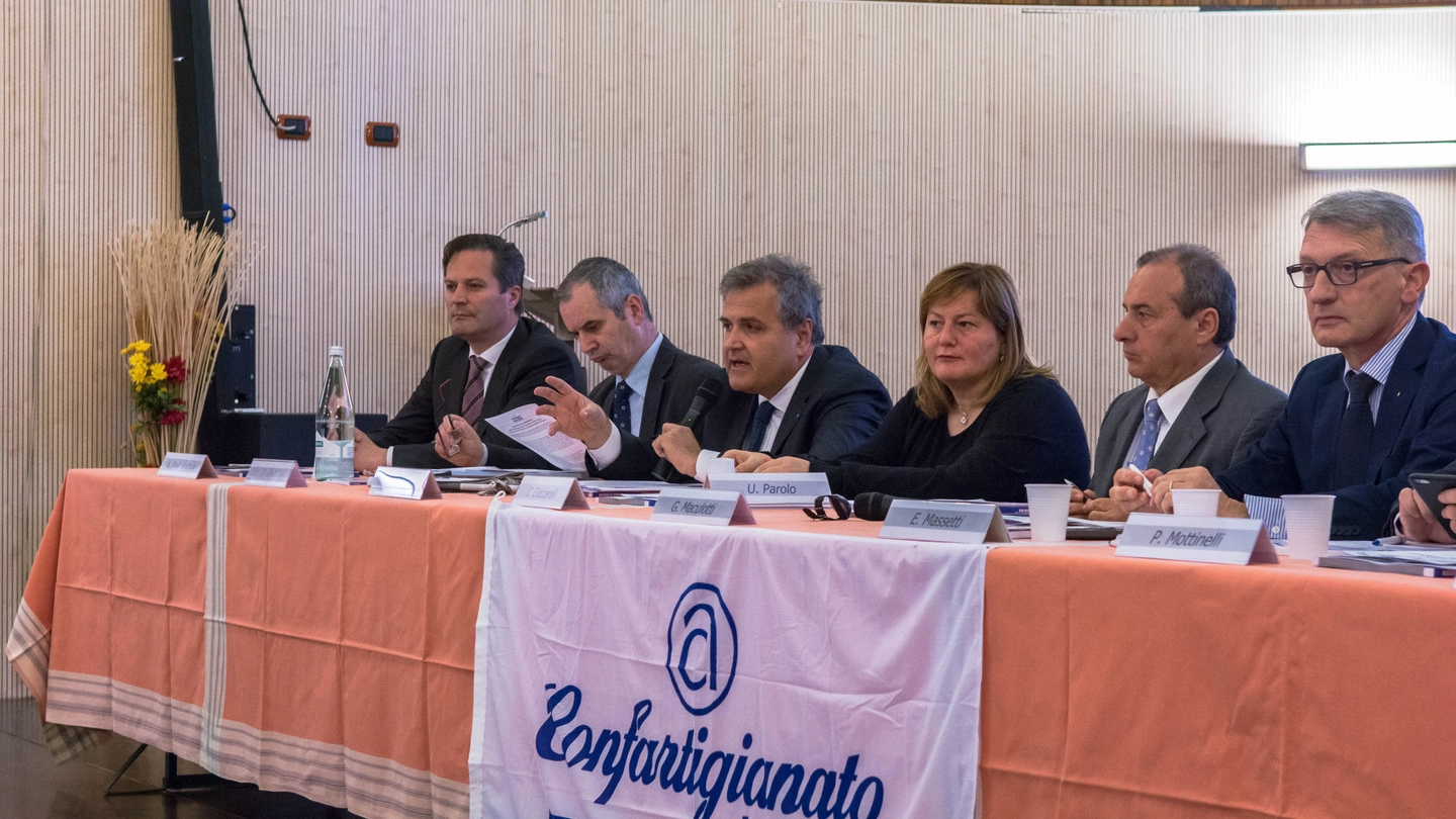 Il tavolo dei relatori con il presidente degli Artigiani Gionni Gritti