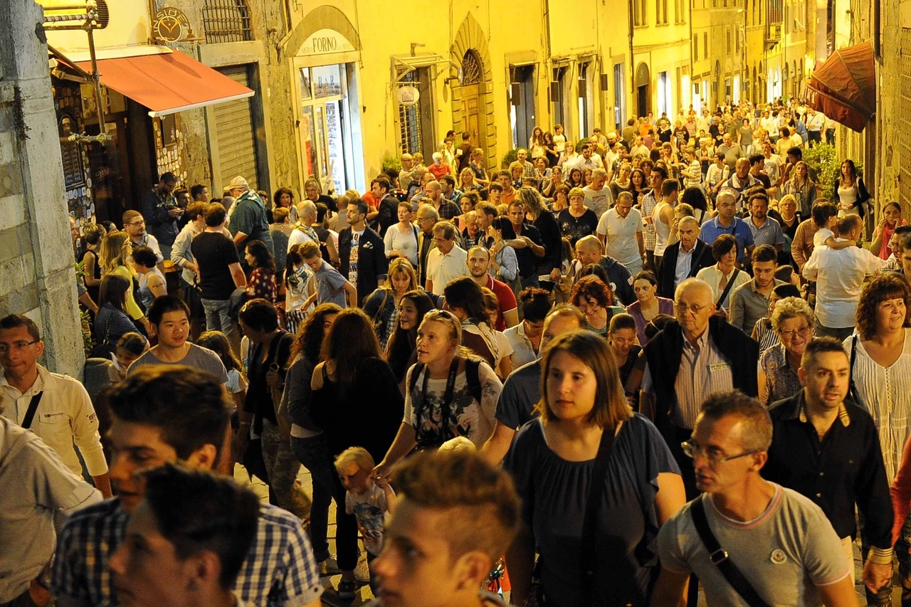 Shopping notturno (foto Fornasari)