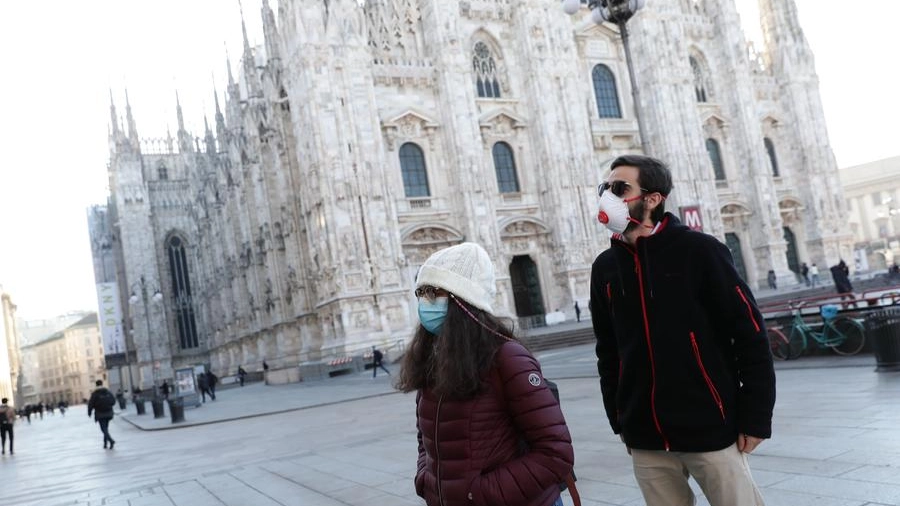 Coronavirus, mascherine a Milano