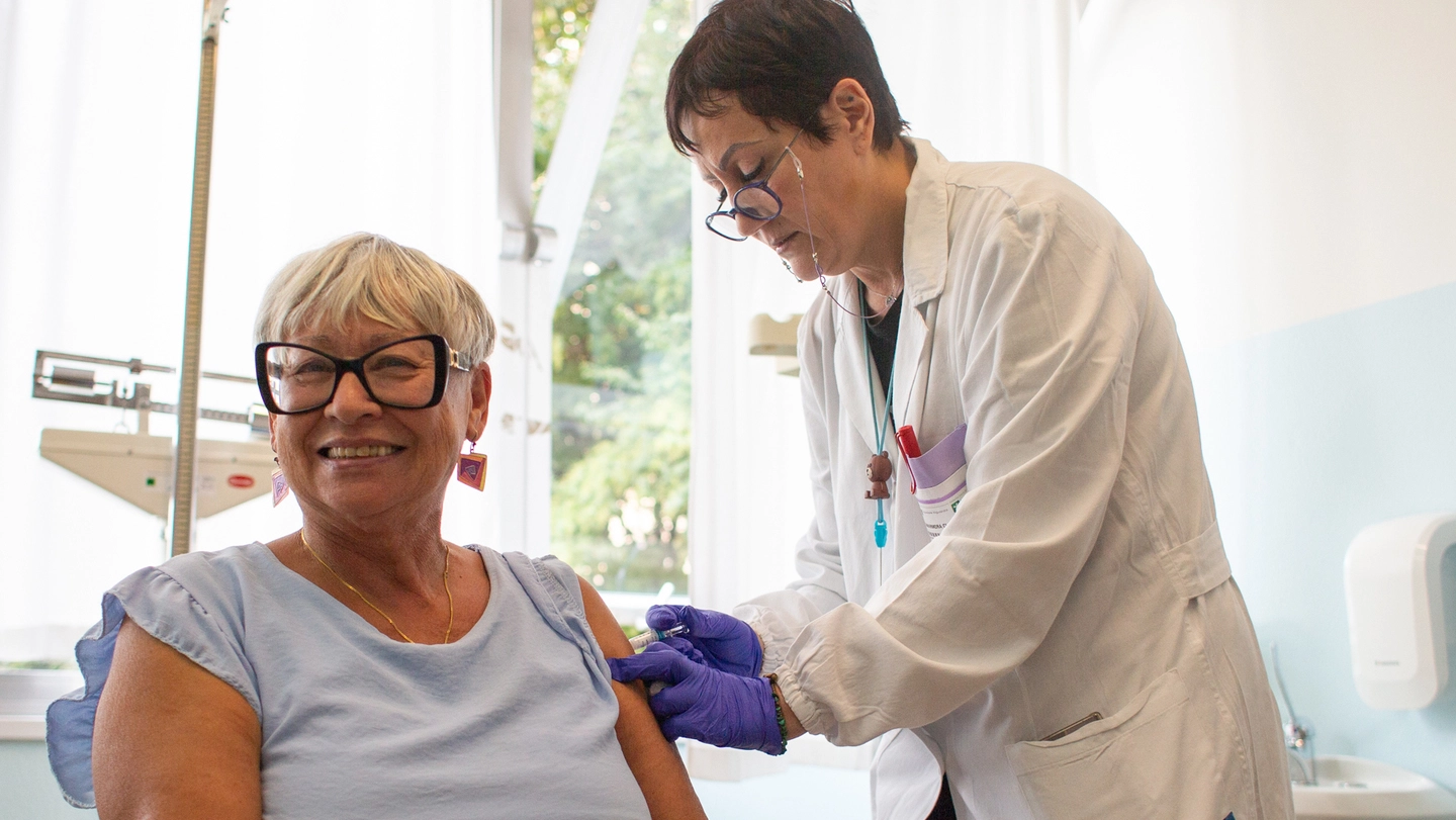 Le prime vaccinazioni a Villa Marelli, una delle 5 Case di comunità che insieme a quattro ospedali ieri hanno inaugurato la campagna antiflu-Covid a Milano città