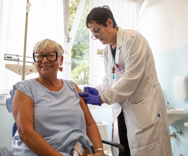 Vaccini Covid e anti-influenzale, da oggi si parte negli ospedali e poi farmacie e centri vaccinali: come fare