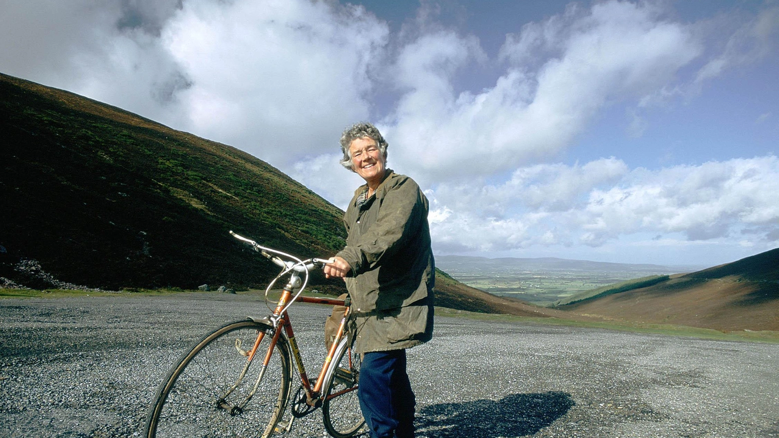 La scrittrice irlandese Dervla Murphy in uno dei paesaggi che amava vivere in bicicletta