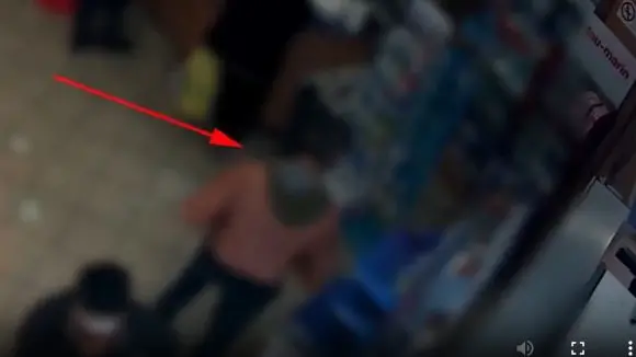 L’uomo è stato ripreso dall’impianto di videosorveglianza dei negozi Quando gli agenti lo hanno raggiunto indossava ancora gli stessi vestiti