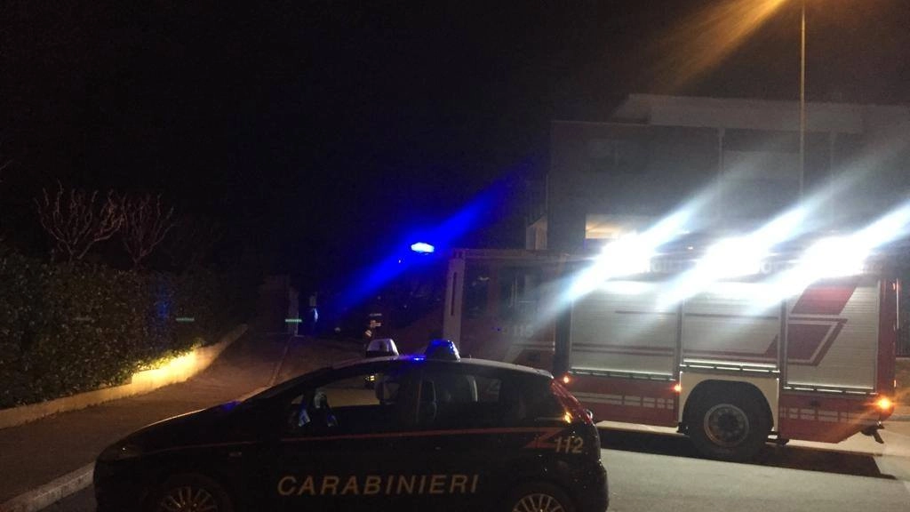 I vigili del fuoco al lavoro tra via Italia e via Leonrdo Da Vinci per fermare la fuga di 